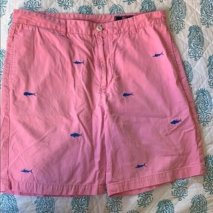 Vineyard vines fish patterned club short